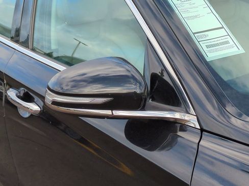 Used 2021 Genesis G70 2.0T image 11