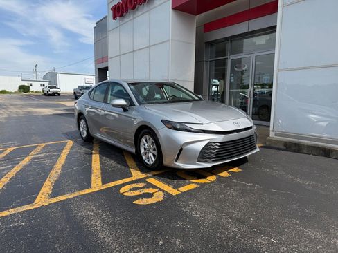 Used 2025 Toyota Camry LE FWD image 3