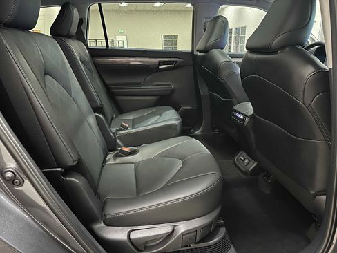 Certified 2025 Toyota Highlander Platinum image 27