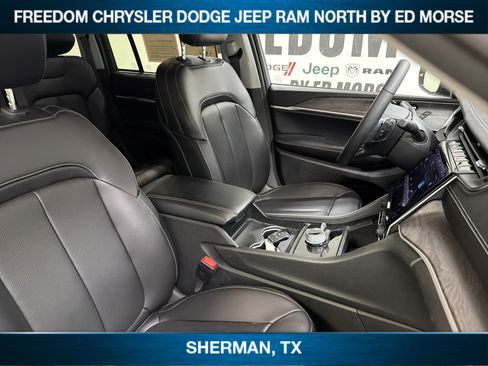 Used 2023 Jeep Grand Cherokee Limited w/ Luxury Tech Group II AWD/4WD image 9