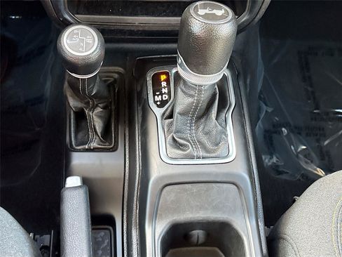 Used 2024 Jeep Wrangler Unlimited Sahara AWD/4WD image 16