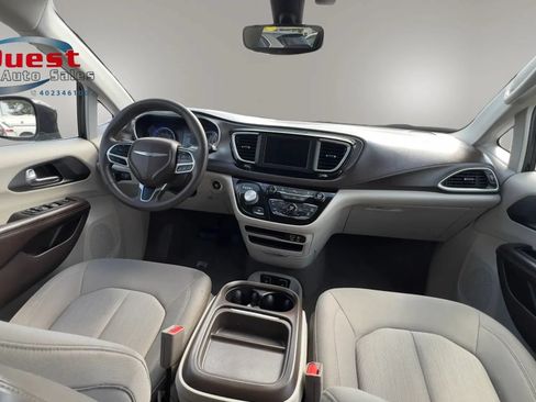 Used 2019 Chrysler Pacifica Touring Plus FWD image 12