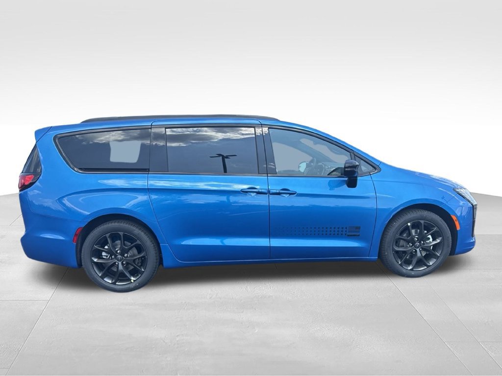 New 2027 Chrysler Pacifica Select FWD image 2