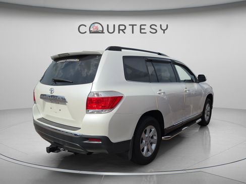 Used 2013 Toyota Highlander Plus FWD image 3