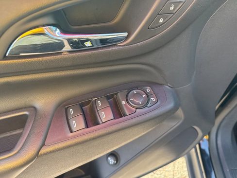 Used 2018 Chevrolet Equinox LT image 19