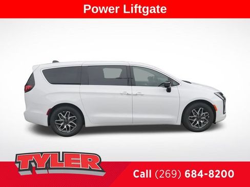 New 2027 Chrysler Pacifica Limited FWD image 9