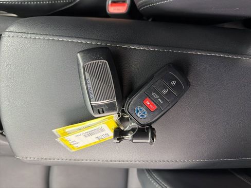 Used 2022 Toyota Venza XLE image 34