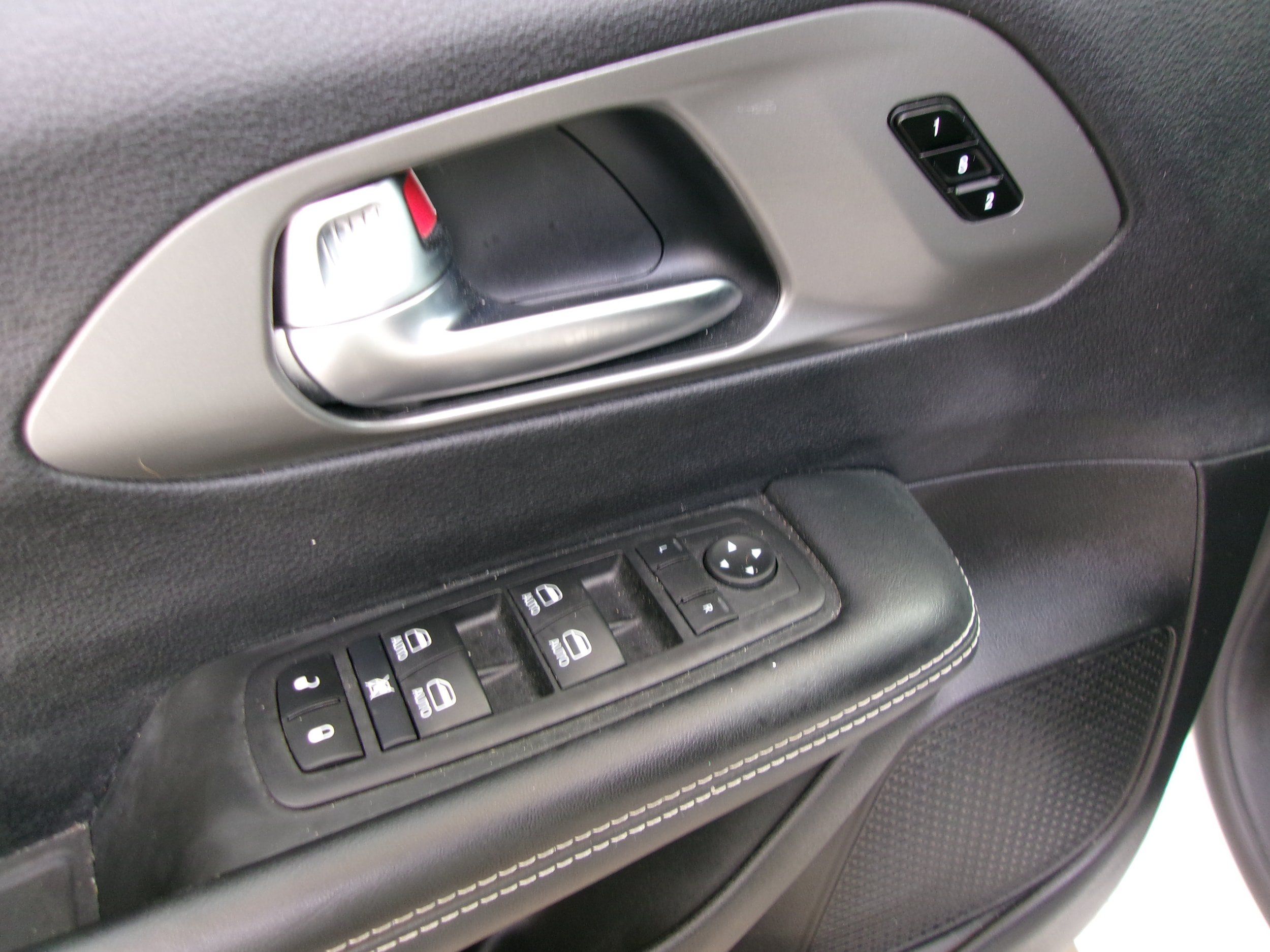 Used 2025 Chrysler Pacifica Select FWD image 12