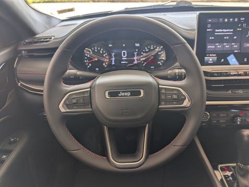 Used 2025 Jeep Compass Trailhawk AWD/4WD image 23