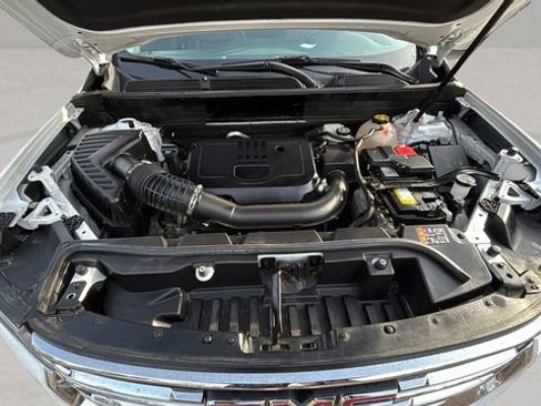 Used 2023 GMC Acadia SLT image 32