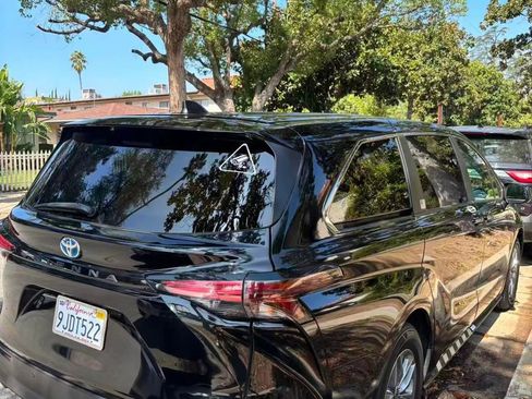 Used 2022 Toyota Sienna XLE image 3