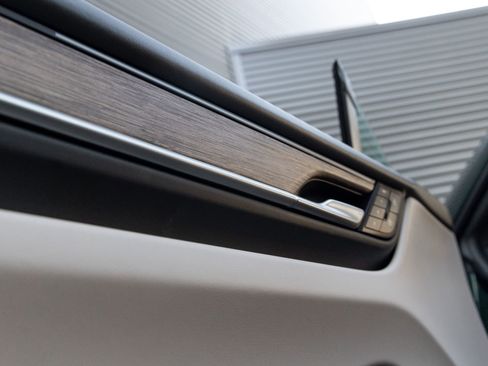 Certified 2025 Porsche Macan Electric RWD image 15