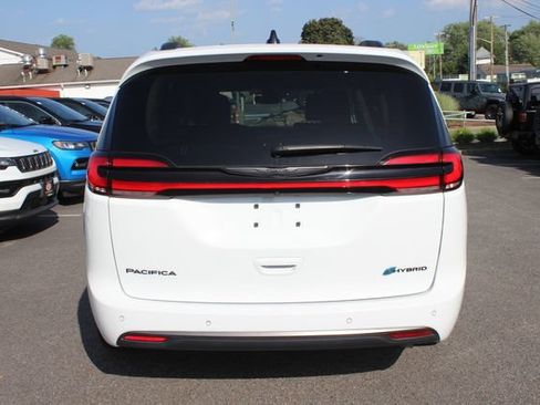 Used 2024 Chrysler Pacifica Limited w/ Uconnect Theater Family Group FWD image 30