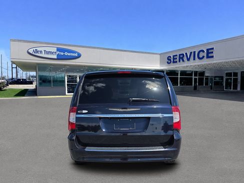Used 2011 Chrysler Town & Country Touring FWD image 7
