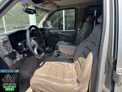 Used 2004 GMC Savana 1500 w/ Preferred Equipment Group RWD image 7