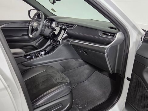 Used 2023 Jeep Grand Cherokee Altitude image 33