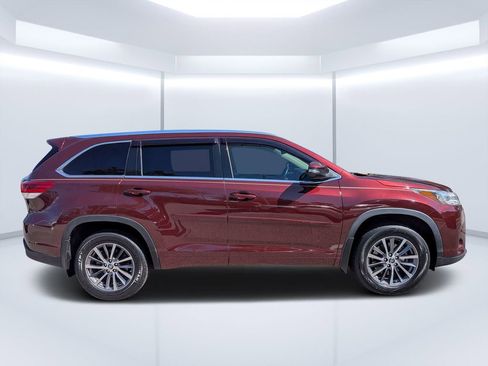 Used 2018 Toyota Highlander XLE FWD image 2
