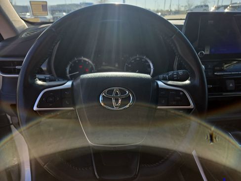 Used 2024 Toyota Highlander LE AWD/4WD image 35