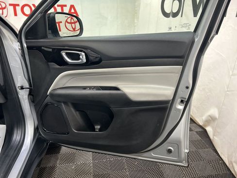 Used 2025 Jeep Compass Limited image 11