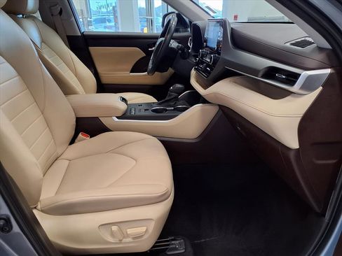 Used 2022 Toyota Highlander XLE image 10