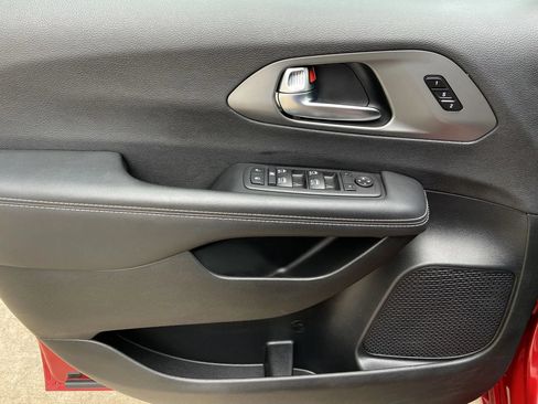 Used 2025 Chrysler Pacifica Select FWD image 10