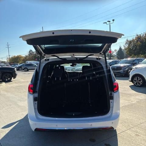Used 2025 Chrysler Pacifica Select FWD image 4
