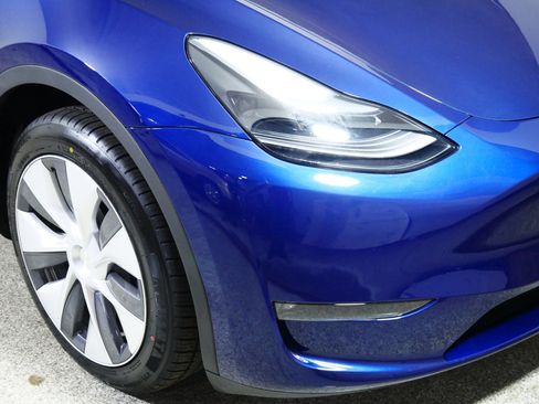 Used 2023 Tesla Model Y Long Range AWD/4WD image 16