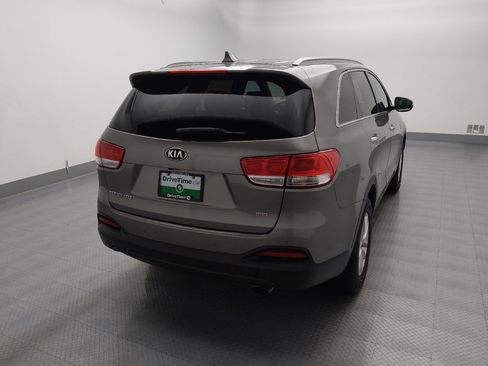 Used 2017 Kia Sorento LX w/ LX Convenience Package image 7