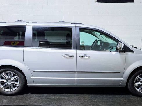 Used 2008 Chrysler Town & Country Limited w/ Entertainment Group #3 FWD image 5