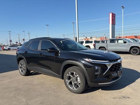 Used 2024 Chevrolet Trax LT w/ LT Convenience Package image 2