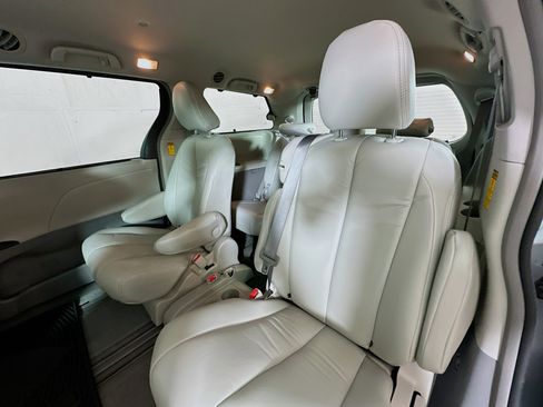 Used 2014 Toyota Sienna LE FWD image 23