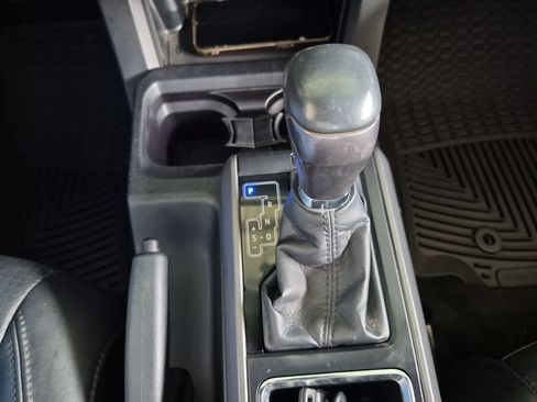 Used 2019 Toyota Tacoma TRD Off-Road AWD/4WD image 11