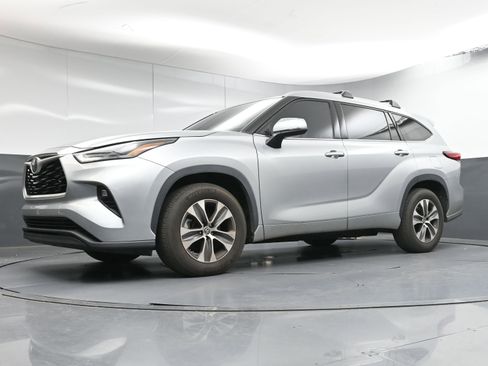 Used 2022 Toyota Highlander XLE image 23