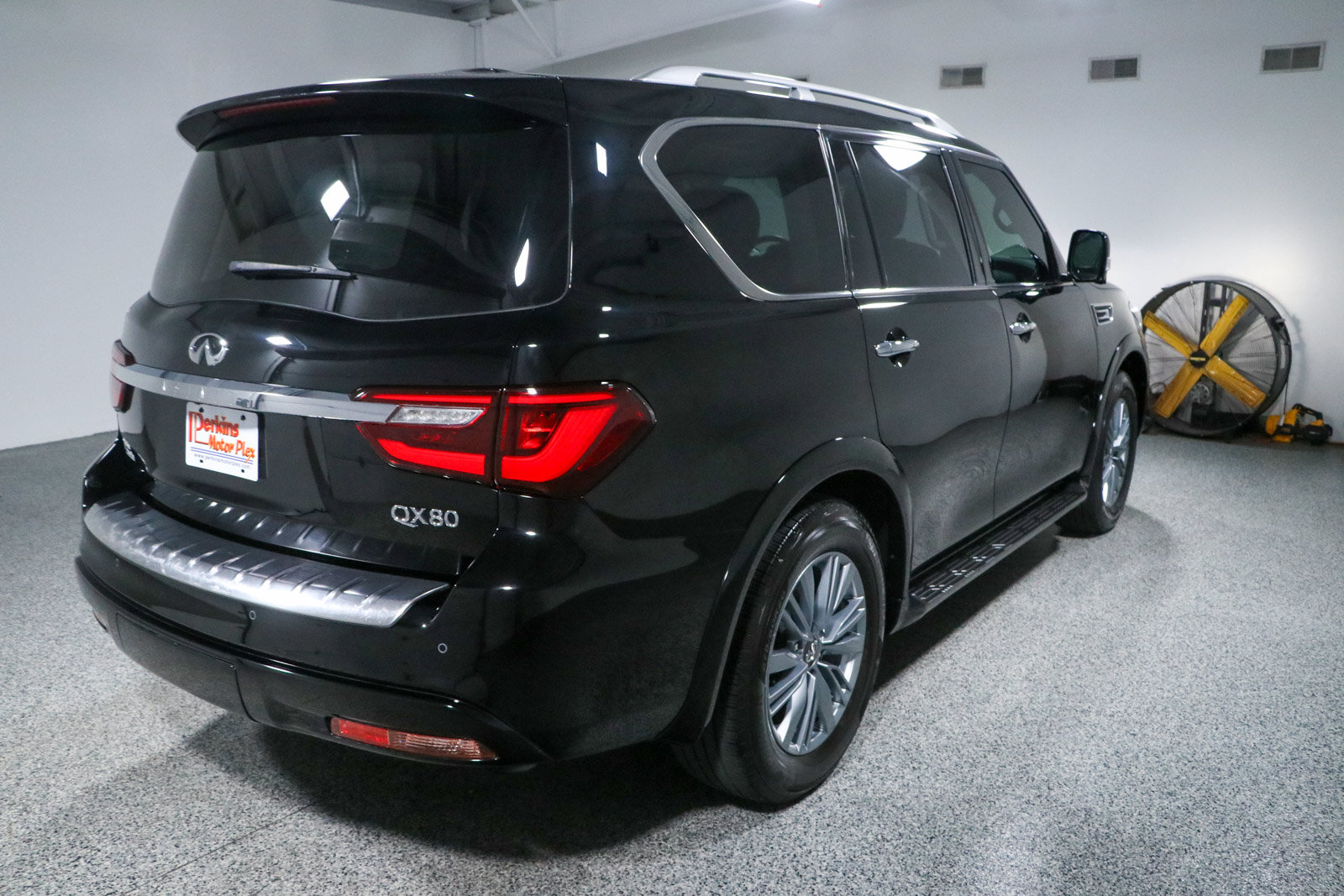 Used 2023 INFINITI QX80 Luxe w/ Cargo Package RWD image 7