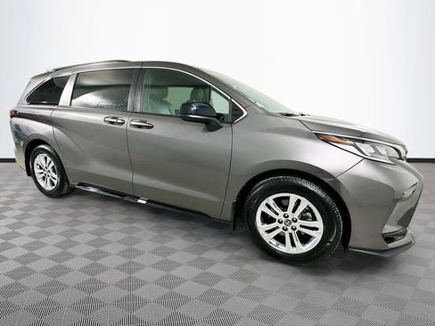 Used 2022 Toyota Sienna XSE image 8