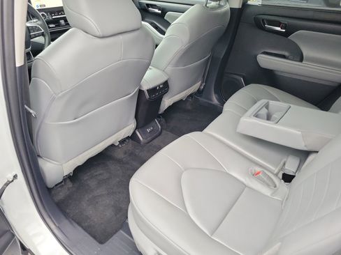 Certified 2025 Toyota Highlander XLE image 16