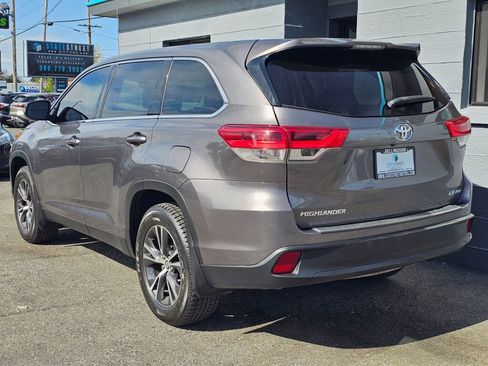 Used 2019 Toyota Highlander LE image 3