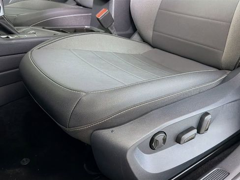 Used 2024 Volkswagen Taos SE image 23