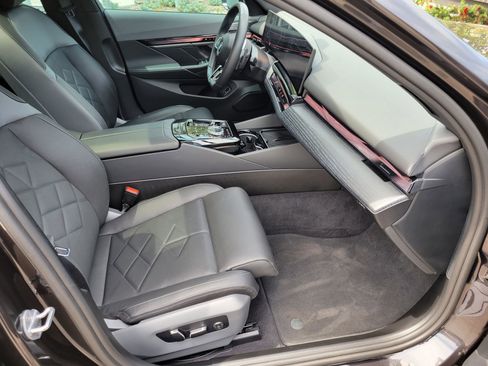 Used 2024 BMW 540i xDrive w/ Executive Package image 27