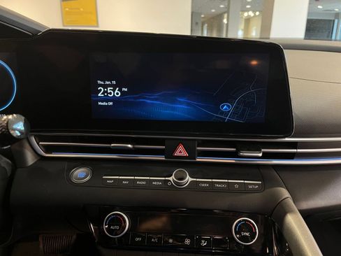 Used 2025 Hyundai Elantra Limited image 18