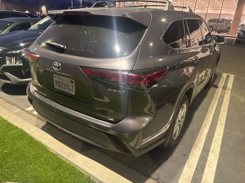 Used 2022 Toyota Highlander LE image 2