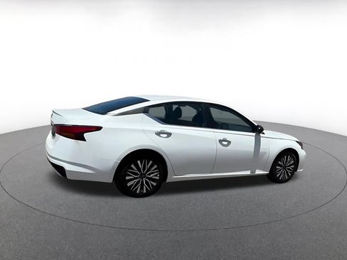 Used 2025 Nissan Altima 2.5 SV FWD image 12