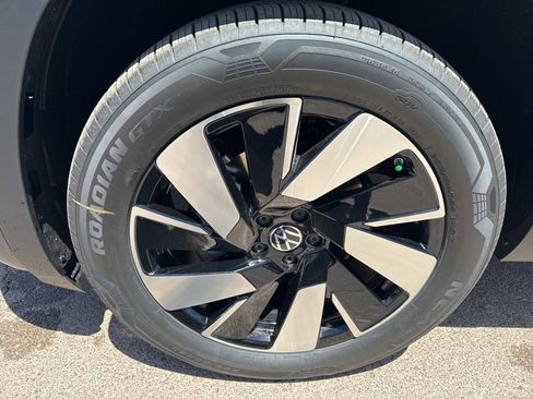 New 2026 Volkswagen Atlas Cross Sport SE FWD image 9