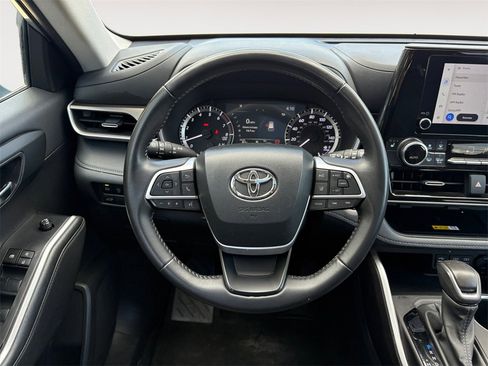 Used 2024 Toyota Highlander XLE image 12