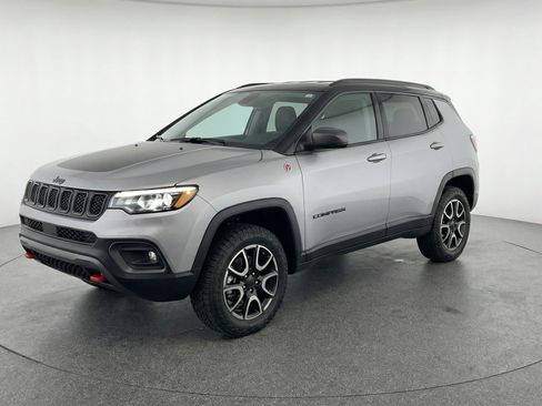 Used 2025 Jeep Compass Trailhawk AWD/4WD image 3