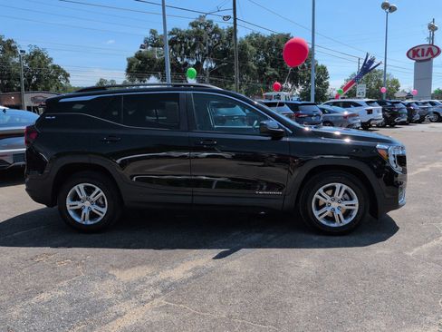 Used 2024 GMC Terrain SLE w/ Driver Convenience Package FWD image 4