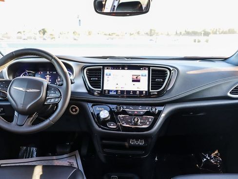 Used 2024 Chrysler Pacifica Limited FWD image 14