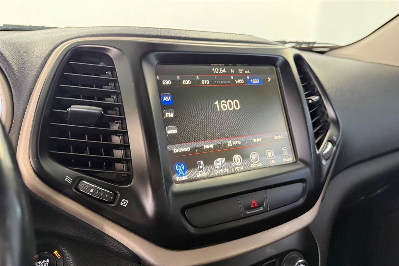 Used 2017 Jeep Cherokee Limited AWD/4WD image 19