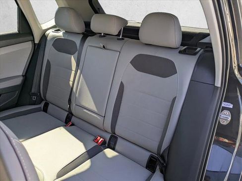 Certified 2024 Volkswagen Taos SE FWD image 18