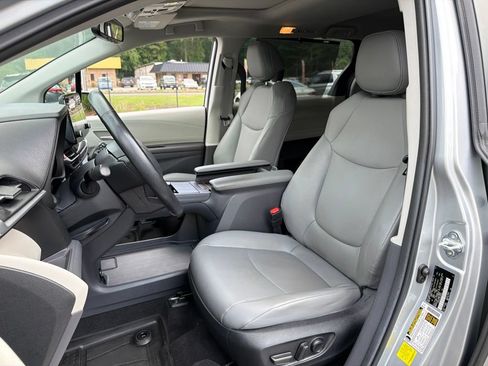 Used 2024 Toyota Sienna XLE AWD/4WD image 18